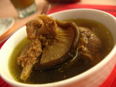养胃汤推荐：木瓜薏米玉竹煲瘦肉汤、猴头菇木耳老鸭汤