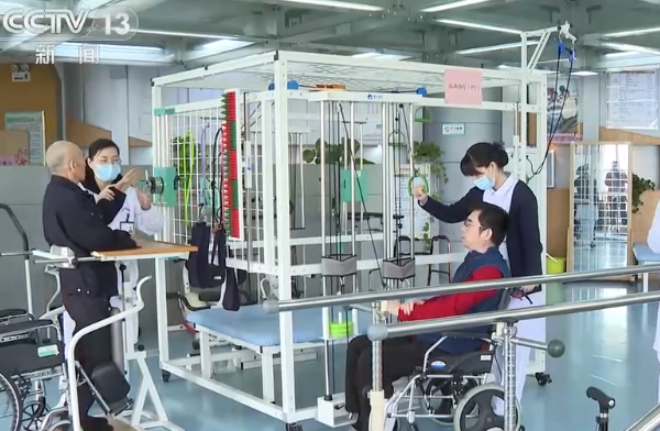 上海无障碍设施持续优化 人性化政策方便残障人士出行