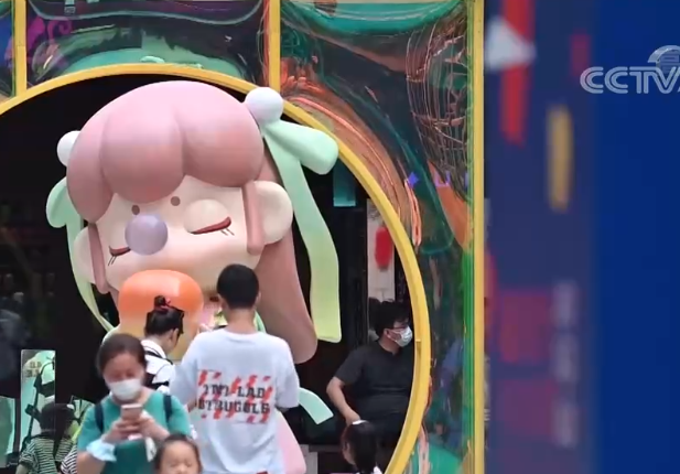 上海迪士尼数千游客排队只为买玩偶 “黄牛党”含量过高被质疑