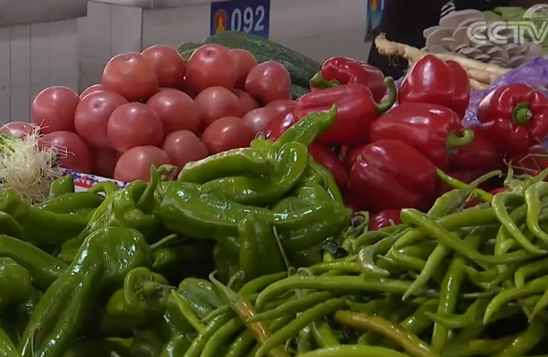 杭州良渚蔬果批发市场受波及引来市民抢菜 目前蔬菜价格正常供应充足
