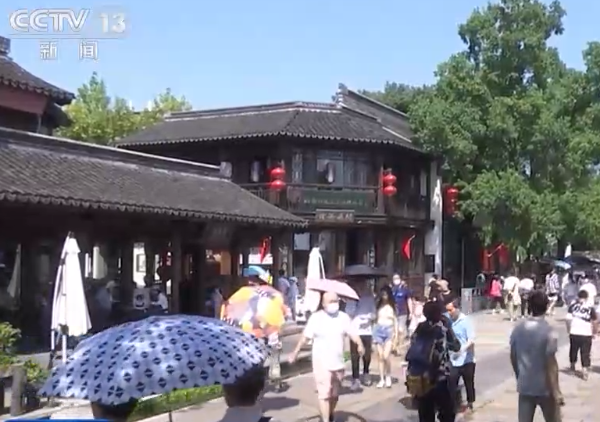 杭州湘湖山泉水成网红 吸引民众慕名前往取水泡茶